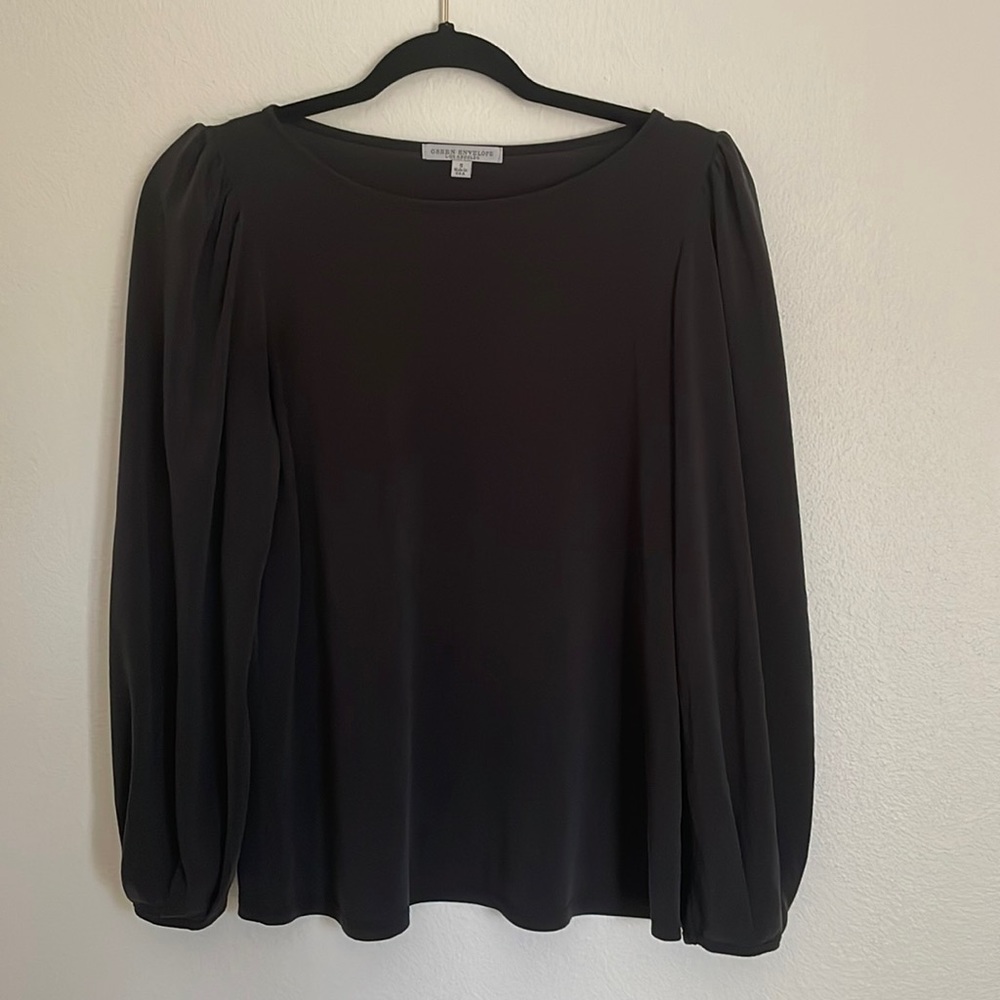 Cute business casual long sleeve top with wide arm